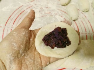 7、紫薯红枣花朵馒头。,包入红枣紫薯馅儿