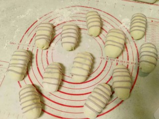 10、紫薯红枣花朵馒头。,放几条没关系，随自己的心意。