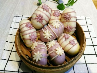 14、紫薯红枣花朵馒头。,厨房的光线不太好，用手机拍的照片颜色有点不同，不过成品出来还是很美的。