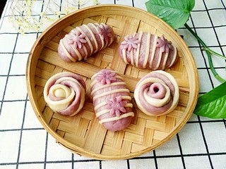 15、紫薯红枣花朵馒头。,剩下的面团又做了两个玫瑰花馒头。