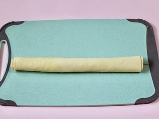 12、经典不衰的京酱肉丝,然后从底部开始向上卷起,一直卷到尾即可。