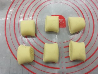 4、金花枣花馒头,再把小段分割成均等的6个小剂子