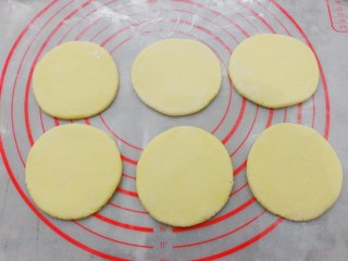 6、金花枣花馒头,再用擀面杖擀成厚点的圆面片