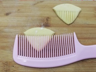 8、金花枣花馒头,然后用干净的梳子如图在每块小面皮上压出花纹