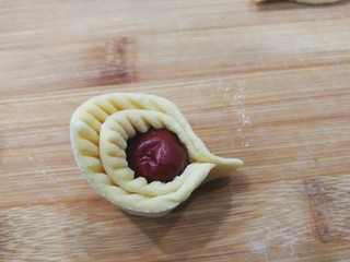 11、金花枣花馒头,如图将两端围起捏紧，如果太干可沾点水