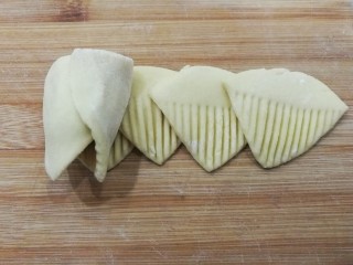 16、金花枣花馒头,如图从左至右卷起来