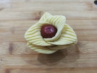 18、金花枣花馒头,然后再把花苞从外层开始向外翻转整理一下，整理好后就是一朵漂亮的花朵