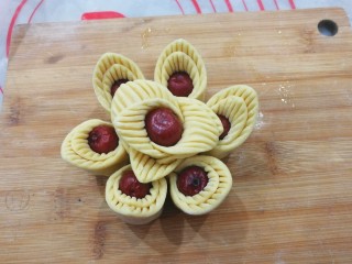 20、金花枣花馒头,先把下层尽量小心的收拢捏紧，然后再把上层花朵摆放上去，底部适量沾点水