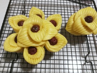 22、金花枣花馒头,做好后移入蒸锅先醒发30分钟左右，再开大火蒸15~20分钟即好（关火后虚蒸五六分钟再开盖哦）