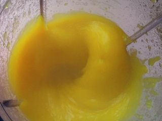 2、新年喜庆枣花馍,将蒸熟的南瓜放入料理机中打成泥。