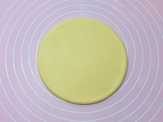 5、新年喜庆枣花馍,先来做枣花馍的底盘：将发酵好的面团排气揉匀后，取一块面团先擀个大圆饼。（面饼大小可随个人喜好）