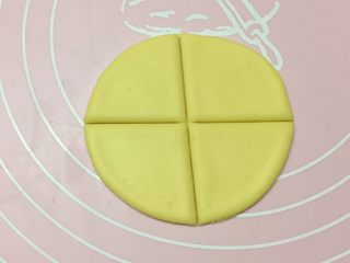 7、新年喜庆枣花馍,另取一面团擀成圆饼，然后用刀切成四个小三角。