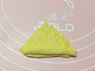 9、新年喜庆枣花馍,如图：两个小三角叠放好。