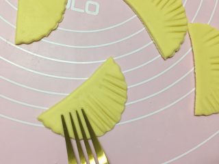 14、新年喜庆枣花馍,如图：拿叉子按压出花纹。