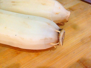 7、桂花糯米藕---整个冬天甜甜蜜蜜,灌好米,盖上盖子,用牙签封上。。。