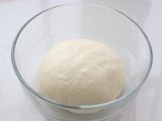 2、发面红糖饼,用筷子搅拌成棉絮状，然后用手揉成光滑的面团放温暖处进行发酵
