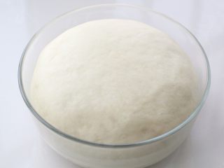 3、发面红糖饼,将面团发酵至原来的2-2.5倍大，扒开面团内部呈蜂窝状即可，发酵的时间不是固定的，要看面团的发酵程度