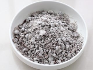 5、发面红糖饼,红糖中加入面粉拌匀，这样可以降低红糖的流动性，以免在食用的时候红糖到处流淌烫到嘴