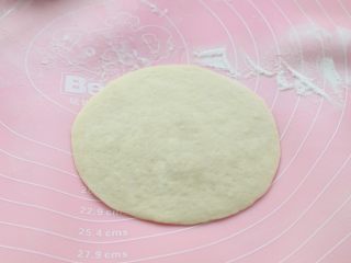 6、发面红糖饼,取一个松弛好的面剂子擀成中间厚边缘薄的饼皮