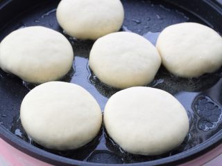 10、发面红糖饼,平底锅中倒入适量食用油烧热，将饼胚依次排放锅中