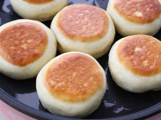 11、发面红糖饼,小火烙至两面变成均匀的金黄色，取出食用即可