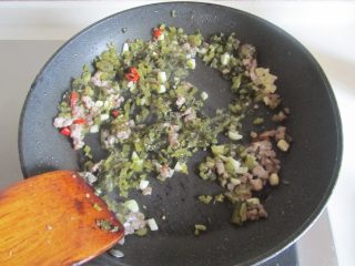 6、雪菜肉末烧豆腐,翻炒出香味后加入雪菜末继续翻炒；