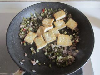 7、雪菜肉末烧豆腐,再加入刚煎好的豆腐豆腐翻炒；