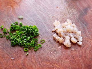 1、番茄虾仁鸡蛋水晶蒸饺,海虾去皮去虾线后洗净切碎,小葱叶切碎,葱白不用。