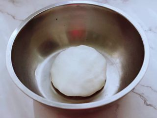 7、番茄虾仁鸡蛋水晶蒸饺,把饺子粉加入开水和成面团,静置20分钟。