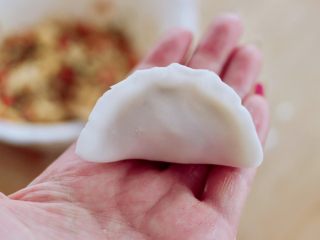 11、番茄虾仁鸡蛋水晶蒸饺,包成自己喜欢的样子即可。