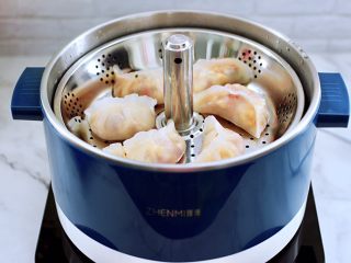 16、番茄虾仁鸡蛋水晶蒸饺,晶莹剔透的番茄虾仁鸡蛋水晶蒸饺出锅咯。