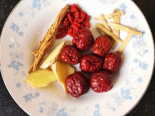 2、虫草花炖乌鸡汤,大枣，枸杞，洗干净。生姜切片，党参，黄芪冲洗一下。党参黄芪具有补中益气，和胃养血的功效。