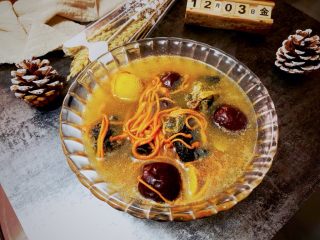 12、虫草花炖乌鸡汤,成品图。