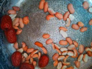 1、小米养颜粥,红枣花生洗净，花生弄开成两边，加适量水煮开。