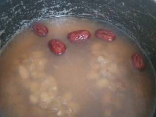 2、小米养颜粥,水开后再煮十分钟，再加入大米，小米一起煮。