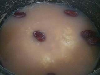 3、小米养颜粥,煮至米开后加入红糖拌匀再煮几分钟