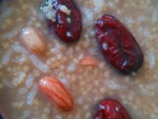 4、小米养颜粥,水和米刚好，早餐就这个了，是不是很好呢。