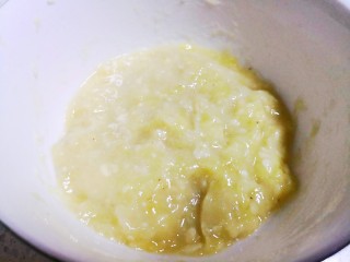 3、健身好搭档香蕉燕麦饼,把香蕉捣烂成泥。