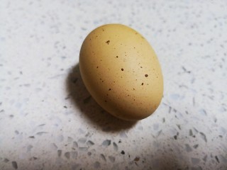 4、健身好搭档香蕉燕麦饼,准备一个笨蛋。