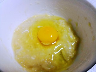 5、健身好搭档香蕉燕麦饼,放入香蕉泥中。