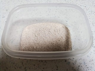 6、健身好搭档香蕉燕麦饼,称重全麦面粉。