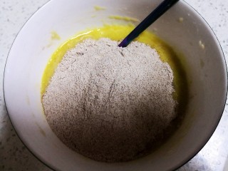 7、健身好搭档香蕉燕麦饼,放入香蕉鸡蛋泥中