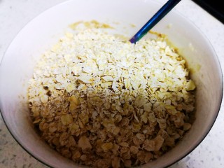 10、健身好搭档香蕉燕麦饼,麦片在加入各种泥中。