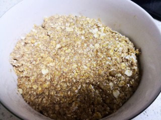 11、健身好搭档香蕉燕麦饼,和成面团,会很粘手。