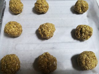 13、健身好搭档香蕉燕麦饼,可以预热烤箱了,180度十分钟。分成等量的球形。