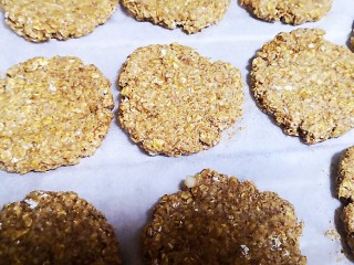 14、健身好搭档香蕉燕麦饼,压扁,放入预热好的烤箱。180度烤30分钟。中途翻个面最好。