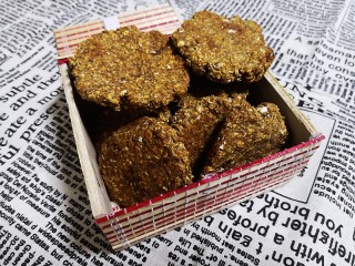 15、健身好搭档香蕉燕麦饼,出烤箱啦。满满一屋子香蕉,全麦面粉香味。好闻极了。