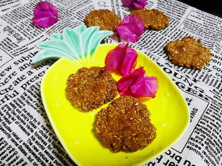 16、健身好搭档香蕉燕麦饼,昨天大风,单位门前的三角梅刮掉了好多,我当宝捡了回来。