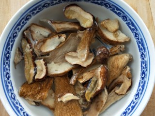 6、年年有余滋补牛肝菌鱼头汤,清水泡软牛肝菌。