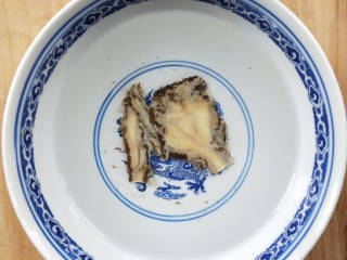 8、年年有余滋补牛肝菌鱼头汤,清水泡软当归。